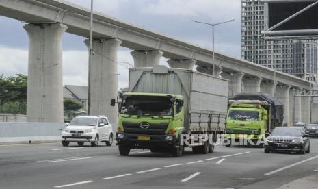 Truk melintasi Jalan Tol Jakarta - Cikampek, Bekasi, Jawa Barat. Pemerintah mulai memberlakukan larangan truk golongan 3 hingga 5 melintas di jalur mudik selama mudik lebaran. Republika/Putra M. Akbar