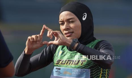 Pelari Sumatera Utara Agustina Mahardika berselebrasi usai menang dalam final lari 1.500 meter putri PON Papua di Stadion Atletik Mimika Sport Center, Kabupaten Mimika, Papua, Senin (11/10/2021). Agustina meraih medali emas, sementara pelari Nusa Tenggara Barat Dian Ekayanti meraih medali perak dan pelari DKI Jakarta Novia Nur Nirwani meraih medali perunggu. 