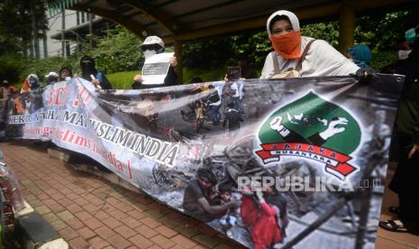 Larangan Jilbab di India Picu Solidaritas Tokoh Timur Tengah. Foto:    Sejumlah umat muslim melakukan aksi solidaritas untuk muslim India di depan Kedutaan Besar India, Jakarta, Jumat (25/2/2022). Aksi sebagai bentuk solidaritas tersebut menentang diskriminasi dan larangan penggunaan jilbab bagi umat Islam di India.Prayogi/Republika.