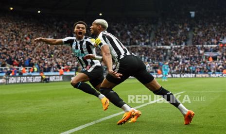 Pemain Newcastle United, Joelinton (kanan), melakukan selebrasi usai menjebol gawang Tottenham Hotspur pada laga Liga Primer Inggris pada Ahad (23/4/2023).