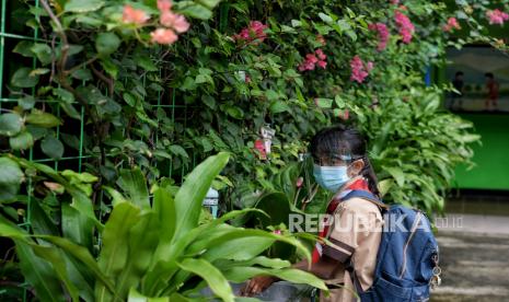 Anak mencuci tangan. Studi Indonesia Water Institute (IWI) melaporkan pemakaian air oleh masyarakat di masa pandemi Covid-19 mengalami peningkatan. 