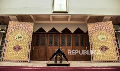 Pengurus Dewan Kemakmuran Masjid (DKM) Masjid Raya Bandung beraktivitas di dalam Masjid Raya Bandung, Jalan Dalem Kaum, Kota Bandung, Jumat (20/3). Berdasarkan Surat Keputusan Gubernur Jawa Barat Nomor 443/Kep. Dinkes/2020 pada 3 Maret 2020 dan Surat Edaran Wali Kota Bandung Nomor. 443/SE.030-Dinkes pada 14 Maret 2020, Dewan Kemakmuran Masjid (DKM) Masjid Raya Bandung Provinsi Jawa Barat memutuskan untuk tidak menggelar sholat berjamaah dan sholat jumat selama dua pekan sebagai upaya pencegahan penyebaran virus Corona (Covid-19). Foto: Abdan Syakura(ABDAN SYAKURA/REPUBLIKA)