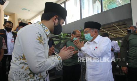 Ketua Umum Palang Merah Indonesia (PMI) sekaligus Ketua Dewan Masjid Indonesia (DMI) Jusuf Kalla (kedua kanan) berbincang dengan Wakil Gubernur Jawa Timur Emil Elestianto Dardak (kedua kiri) saat berkunjung ke Masjid Al Akbar, Surabaya, Jawa Timur, Rabu (17/6/2020). Kunjungan tersebut untuk melihat secara langsung pelaksanaan protokol kesehatan di masjid sehingga warga tetap dapat beribadah dalam kondisi sehat di tengah pandemi COVID-19