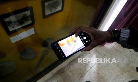 Pengunjung memotret dengan gawai alat pembunuhan perwira TN di Museum Pahlawan Pancasila, Yogyakarta, Rabu (30/9). Museum ini sebagai peringatan G30S/PKI di Yogyakarta. Dimana dua pahlawan revolusi gugur, yakni Brigjend Katamso dan Kolonel Sugiyono. Dua perwira ini diculik, dibunuh, kemudian dikuburkan di museum ini.