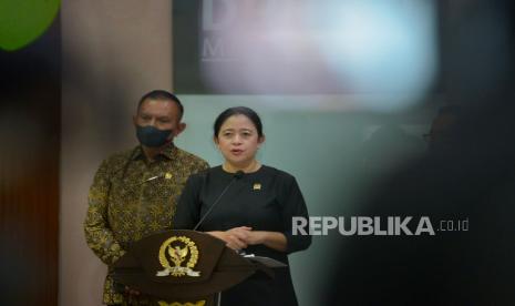 Ketua DPR Puan Maharani memberikan keterangan pers terkait penyerahan Surat Presiden (Surpres) kepada DPR di Media Center DPR, Kompleks Parlemen, Senayan, Senin (28/11/2021). Presiden Joko Widodo mengusulkan nama Kepala Staf Angkatan Laut (KSAL) Laksamana TNI Yudo Margono menjadi calon tunggal Panglima TNI kepada DPR, sebagai pengganti Panglima TNI Jenderal TNI Andika Perkasa yang akan memasuki masa pensiun. Republika/Prayogi.