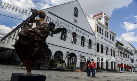 Warga melintasi kawasan Kota Tua saat ditutup di Jakarta, Senin (25/5). Sejumlah tempat wisata di Jakarta tutup saat libur Hari Raya Idul Fitri 1441 Hijriyah karena masih dalam masa pemberlakuan Pembatasan Sosial Berskala Besar (PSBB)