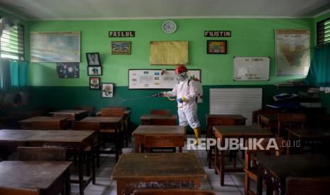 Petugas PMI Jakarta Timur menyemprotkan cairan disinfektan di Lingkungan Sekolah SDN Pondok Kelapa 07 dan 09, Jakarta, Senin (7/2/2022). Penyemprotan disinfektan di lingkungan sekolah tersebut sebagai upaya mencegah penyebaran COVID-19 terutama varian omicron seiring masih berlakunya kegiatan pembelajaran Tatap Muka (PTM) 50 persen. 