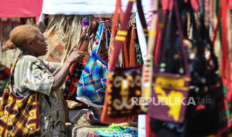 Seorang mama menata noken dagangannya di Taman Imbi Jayapura, Papua, Selasa (9/11/2021). Ekspo noken Peparnas XVI Papua terdiri dari UMKM asli pegunungan tengah Papua. 