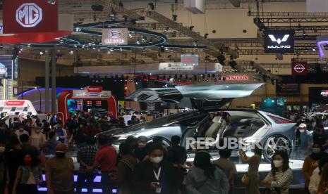 Pengunjung memadati ruang pamer kendaraan pada  pameran Otomotif Gaikindo Indonesia International Auto Show (GIIAS) 2021 di Indonesia Convention Exhibition (ICE) BSD, Serpong, Tangerang, Banten, Ahad (21/11/2021). Gaikindo memperkirakan penjualan mobil tahun 2022 bisa mencapai 900 ribu unit, naik dibanding tahun lalu yang berada pada kisaran 887 ribu unit. 