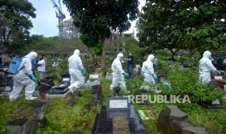 Tim TRC Kota Yogyakarta usai memakamkan jenazah dengan protokol kesehatan Covid-19 di Makam Jati Terban, Yogyakarta, pada akhir Februari lalu. Angka kematian harian Covid-19 di Indonesia saat ini masih terbilang tinggi meski kasus positif Covid-19 mengalami tren penurunan (ilustrasi)