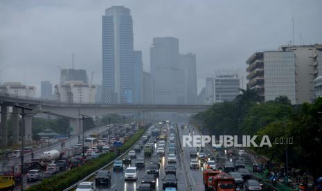 Pengendara menerjang hujan di Jakarta.