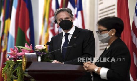 Menteri Luar Negeri AS Antony Blinken (kiri)  mendengarkan Menlu RI Retno Marsudi usai penandatanganan Nota Kesepahaman di Gedung Pancasila, Jakarta, Selasa, 14 Desember 2021. Antony Blinken bertemu Retno Marsudi menyepakati kerja sama RI-AS.