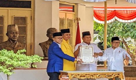 Partai Golkar, Partai Amanat Nasional (PAN),dan Partai Kebangkitan Bangsa (PKB) resmi meneken kerja sama untuk mendukung Prabowo Subianto sebagai bakal calon presiden, di Museum Perumusan Naskah Proklamasi, Jakarta, Ahad (13/8/2023).