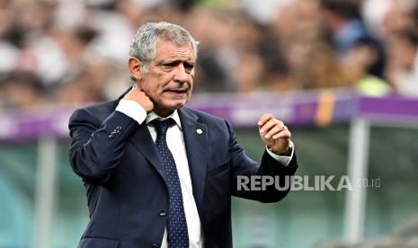  Pelatih timnas Portugal Fernando Santos selama pertandingan sepak bola Grup H Piala Dunia FIFA 2022 antara Portugal dan Uruguay di Stadion Lusail di Lusail, Qatar,  Selasa (29/11/2022) dini hari WIB. 