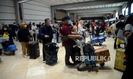 Calon penumpang pesawat antre untuk check in di Terminal 2 Bandara Sekarno Hatta, Tangerang, Banten, Kamis (20/4/2023). Kemenhub mencatat pengguna angkutan umum sejak H-8 hingga H+2 mencapai 9,3 juta orang.