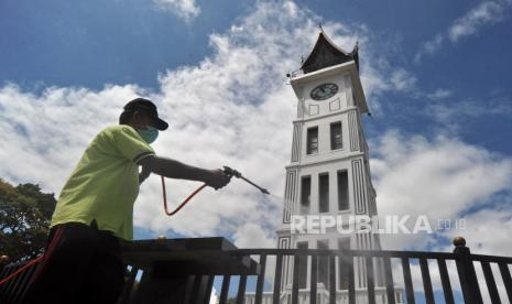 Petugas menyemprotkan disinfektan di kawasan Jam Gadang, Bukittinggi, Sumatera Barat (ilustrasi). Empat orang positif Covid-19 dan dirawat di Rumah Sakit Achmad Mochtar (RSAM) Bukittinggi