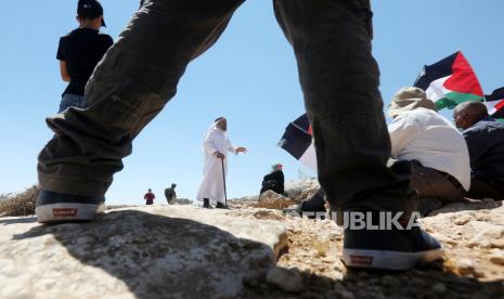 Laporan: Israel-UEA Berencana Bangun Pangkalan Intelijen. Anggota pasukan keamanan Israel berjaga-jaga saat warga Palestina melakukan sholat Jumat selama protes di desa Tepi Barat Yatta, dekat Hebron, 21 Agustus 2020. Warga Palestina memprotes perjanjian perdamaian untuk membangun hubungan diplomatik antara Israel dan Uni Emirat Arab .