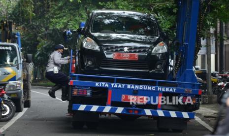 Bandung Mobil Derek (Bandrek) yang akan dioprasikan di Kota Bandung saat peresmian Bandrek di Taman Pet Park Simpang Jalan Cilaki, Kota Bandung, Kamis (30/12). Kendaraan derek itu dioprasikan untuk menindak kendaraan yang parkir sembarangan. Bandrek merupakan kendaraan derek model gendong pertama di Indonesia yang menggunakan teknologi otomatis hidrolik dengan maksimal kapasitas 1,8 ton.