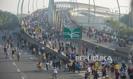 Warga berolahraga saat Hari Bebas Kendaraan Bermotor (HBKB) atau Car Free Day (CFD) di Jalan A Yani, Bekasi, Ahad (26/7/2020). Hari Bebas Kendaraan Bekasi Ditiadakan karena Bertepatan Imlek