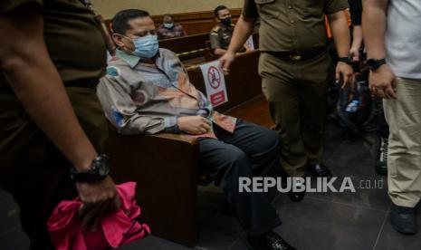 Terdakwa kasus suap penghapusan red notice Djoko Tjandra, Irjen Pol Napoleon Bonaparte menjalani sidang dakwaan di Pengadilan Negeri Jakarta Pusat, Jakarta, Senin (2/11). Irjen Napoleon Bonaparte didakwa menerima uang sebesar 200.000 dollar Singapura dan 270.000 dollar Amerika Serikat atau Rp6,1 miliar untuk penghapusan red notice terhadap Djoko Tjandra. Republika/Thoudy Badai.