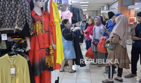 Pengunjung mencari barang kebutuhan Ramadhan di ITC Mangga Dua, Jakarta, Ahad (17/3/2024). 