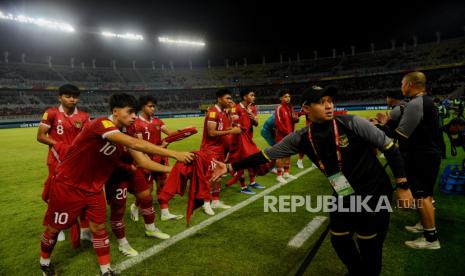 Pemain Timnas Indonesia bersiap saat akan bertanding melawan Timnas Panama pada babak penyisihan Piala Dunia U17 di Stadion Gelora Bung Tomo, Surabaya, Jawa Timur, Senin (13/11/2023). Timnas Indonesia bermain imbang melawan Timnas Panama dengan Skor 1-1.