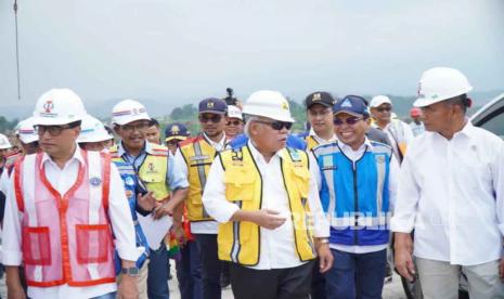 Direktur Utama Jasa Marga Subakti Syukur, Menteri PUPR Basuki Hadimuljono, dan Menteri Perhubungan Budi Karya Sumadi menghadiri open traffic di pelebaran lajur Tol Jakarta-Cikampek. 