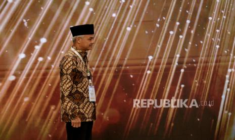 Reaksi Ganjar Pranowo saat Ditanya Atlet Israel yang akan ke Bali. Foto:   Gubernur Jawa Tengah Ganjar Pranowo saat menerima piagam penghargaan dalam ajang Baznas Award 2023 di Jakarta, Selasa (21/3/2023). Dalam acara tersebut, Republika berhasil mendapatkan anugerah Baznas Award 2023 kategori Media Cetak Pewarta Gerakan Zakat Terbaik. Selain itu sejumlah pemimpin daerah dan Gubernur Jawa Tengah turut hadir menerima penghargaan kategori Gubernur Pendukung Utama Pengelolaan Zakat.