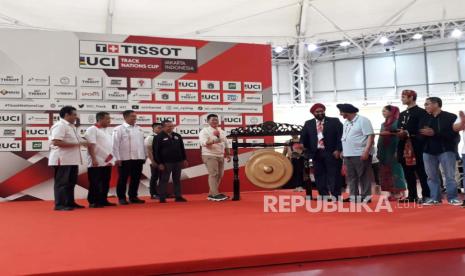 Ketua KOI Raja Sapta Oktohari dan Menpora Zainudin Amali Membuka Nation Track Cup 2023, di Jakarta Internasional Velodrome, Rawamangun, Jakarta Timur, Jumat (24/2). 