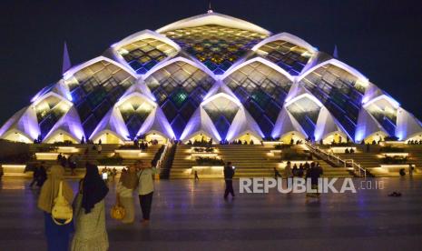 Masyarakat berfoto di pelataran masjid sebelum mengikuti shalat tarawih pertama Ramadhan 1445 H di Masjid Raya Jawa Barat Al Jabbar, Kota Bandung, Senin (11/3/2024)