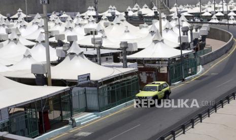 Sebuah kendaraan polisi berpatroli di tenda-tenda di Mina. (Foto ilustrasi)