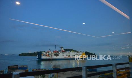 Kapal yang mengangkut pemudik bersiap berlayar menuju Pelabuhan Bakauheni dari Pelabuhan Eksekutif Merak, Cilegon, Banten, Selasa (18/4/2023). Menurut data PT ASDP Indonesia Ferry (Persero) jumlah penumpang yang menyeberang melalui Pelabuhan Merak mengalami peningkatan. Hingga Senin (17/4/2023) mencatat sebanyak 238 ribu penumpang menyeberang ke Pulau Sumatera melalui Pelabuhan Merak. Sementara puncak arus mudik diprediksi pada hari Rabu (19/4/2023) atau H-3 Idul Fitri 1444 Hijriah.