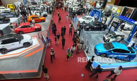  Pengunjung melihat dan menelusuri mobil selama Indonesia International Motorshow di Jakarta,  04 April 2022. Gabungan Industri Kendaraan Bermotor Indonesia melaporkan penjualan mobil baru di Indonesia sepanjang tahun 2021 sebanyak 887.202 unit, naik 66,7 persen dari tahun 2020 sebesar 532.027 unit. unit secara total, termasuk kendaraan hybrid dan listrik, yang meningkat. Indonesia bertujuan untuk meningkatkan penggunaan kendaraan listrik dalam beberapa tahun ke depan, Indonesia juga menargetkan pada tahun 2050 semua mobil dan sepeda motor yang dijual di Indonesia adalah kendaraan listrik