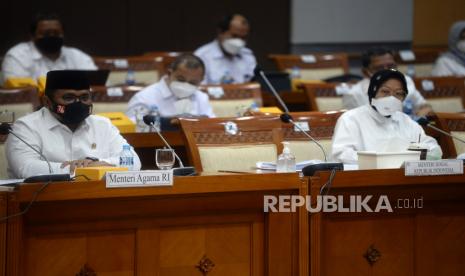 Menteri Agama Yaqut Choulil Qoumas bersama Menteri Sosial Tri Rismaharini saat mengikuti rapat kerja dengan Komisi VIII DPR RI di Kompleks Parlemen, Senayan, Jakarta, Senin (20/9). Rapat tersebut membahas terkait penyesuaian rencana kerja anggaran Kementerian atau Lembaga sesuai hasil Badan Anggaran DPR.Prayogi/Republika