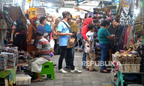 Wisatawan membeli cenderamata di Teras Malioboro 2, Yogyakarta, Kamis (26/5/2022). Libur nasional membawa berkah bagi pedagang cenderamata di Teras Malioboro 2. Sejak menjelang siang wisatawan mulai ramai untuk membeli Anke cenderamata khas Yogyakarta. Seperti kue bakpia, batik, dan pernak-pernik khas lainnya.