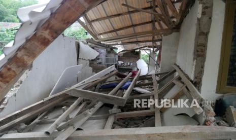 Salah satu rumah yang hancur akibat gempa di Cipameungpeuk, Sumedang Selatan, Kabupaten Sumedang, Jawa Barat, Rabu (3/1/2023). Ratusan warga yang terdampak gempa, saat ini tinggal di tenda darurat yang disiapkan pemerintah. Pasca gempa Magnitudo 4.8 jelang Tahun Baru pekan lalu, gempa susulan masih mengguncang wilayah Kabupaten Sumedang. Terakhir, gempa berkekuatan lebih rendah Magnitudo 2,3 terjadi Rabu dini hari. Saat ini warga, dan semua unsur terkait tetap waspada.