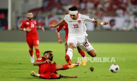 Pemain timnas Indonesia Malik Risaldi berebut bola dengan pemain Bahrain dalam laga Grup C putaran ketiga Kualifikasi Piala Dunia 2026 zona Asia di Stadion Nasional Bahrain, Kamis (10/10/2024). Pertandingan berakhir seri 2-2. Gol Indonesia dicetak Ragnar Oeratmangoen di menit ke-48 dan Rafael Struick menit ke-74. Dua gol Bahrain dicetak Mohamed Jasim Marhoon di menit ke-15 dan menit 99.