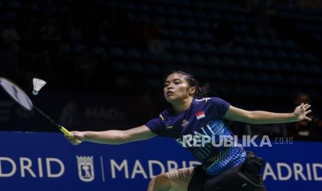 Pebulutangkis Indonesia Gregoria Mariska Tunjung mengembalikan kok saat melawan PV Sindhu pada babak final Madrid Spain Master 2023 di Madrid, Spanyol, Ahad (2/4/2023). Gregoria keluar sebagai juara setelah mengalahkan Sindhu dua set langsung, 21-8 dan 21-8.