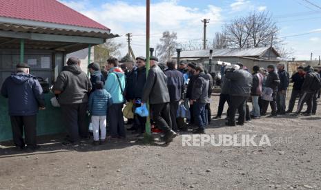 Warga sipil berbaris untuk mendapatkan makanan panas yang didistribusikan oleh Kementerian Situasi Darurat Republik Rakyat Donetsk di daerah yang dikuasai oleh pasukan separatis yang didukung Rusia di desa Bezimenne, Ukraina timur, Rabu, 20 April 2022. Menteri Luar Negeri (Menlu) Retno Marsudi melakukan percakapan via telepon dengan Menlu Ukraina Dmitry Kuleba, Selasa (26/4/2022). 