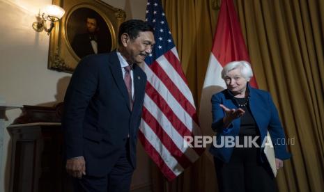  Menteri Keuangan Janet Yellen memberi isyarat kepada Menteri Koordinator Bidang Kemaritiman dan Investasi Luhut Binsar Pandjaitan, bahwa mereka harus berjalan ke meja untuk memulai pertemuan mereka, Jumat, 16 September 2022, di Departemen Keuangan di Washington.