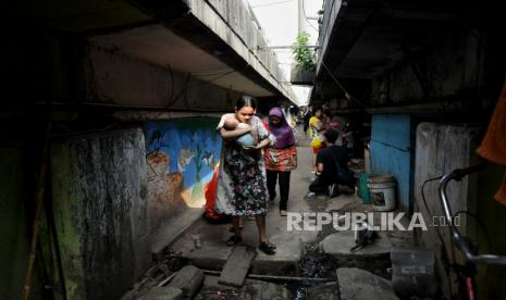 Warga beraktivitas di pemukiman kolong bawah Jalan Tol Dalam Kota, Jelambar Baru, Jakarta Barat, Selasa (20/6/2023). PUPR telah menangani 6.872,45 hektare wilayah kumuh di Indonesia dari target.