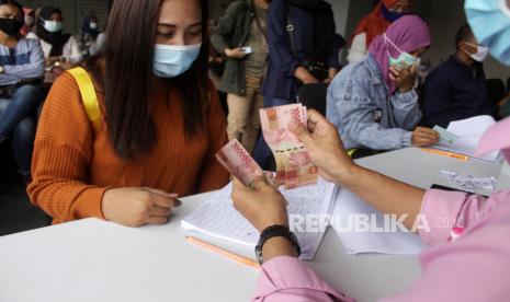 Warga menerima uang Bantuan Langsung Tunai (BLT).