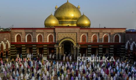 Sejumlah umat Muslim melaksanakan sholat Idul Fitri 1442 Hijriah di Masjid Dian Al-Mahri, Depok, Jawa Barat.