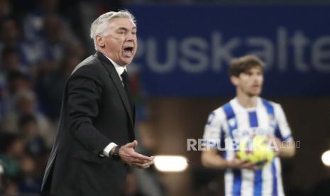 Pelatih Real Madrids Carlo Ancelotti bereaksi selama pertandingan Real Sociedad vs Real Madrid di Reale Arena Stadium di San Sebastian, Basque Country, Spanyol, 2 Mei 2023.  