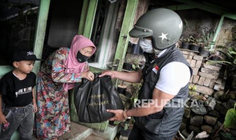 Gubernur Jawa Barat (Jabar) Ridwan Kamil saat menyalurkan bantuan berupa sembako kepada masyarakat terdampak Pemberlakukan Pembatasan Kegiatan Masyarakat (PPKM) Level 4  (ilustrasi)