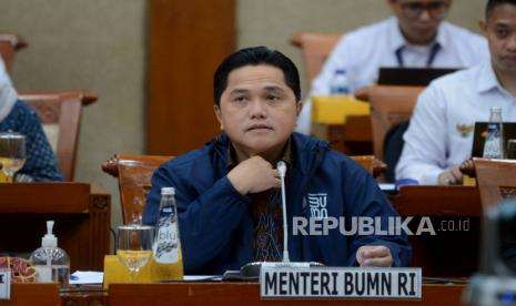 Menteri BUMN Erick Thohir menyampaikan paparan pada rapat kerja dengan Komisi VI DPR di Kompleks Parlemen, Senayan, Jakarta, Senin (13/2/2023). Rapat tersebut membahas evaluasi kinerja kementerian BUMN tahun 2022. Erick Thohir saat ini juga menjadi calon ketua umum (caketum) PSSI 2023-2027.