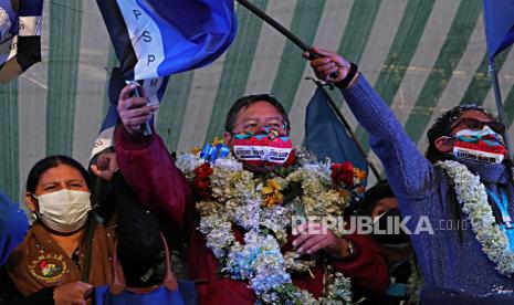 Presiden Bolivia, Luis Arce (tengah) 