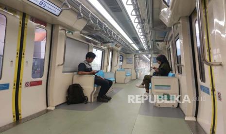 Suasana rangakain LRT Jabodebek yang resmi beroperasi mulai Senin (28/8/2023). 