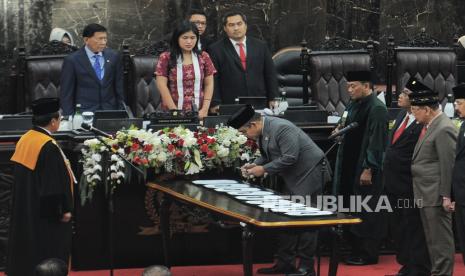 Ketua dan wakil ketua Majelis Permusyawaratan Rakyat (MPR) RI terpilih periode 2024-2029 Ahmad Muzani menandatangani berita acafa pelantikan pimpinan MPR RI periode 2024-2029 di gedung Nusantara, Kompleks Parlemen, Senayan, Jakarta, Kamis (3/10/2024). Sidang Paripurna MPR RI menyetujui Ahmad Muzani dari Fraksi Partai Gerindra sebagai ketua MPR RI periode 2024-2029 menggantikan Bambang Soesatyo selaku Ketua MPR RI periode 2019-2024.