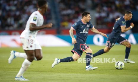 Lionel Messi dari Paris Saint Germain (tengah), Angel Di Maria dari Paris Saint Germain (kanan) dan Fali Cande dari Metz (kiri) beraksi selama pertandingan sepak bola Ligue 1 Prancis antara Paris Saint Germain dan FC Metz di stadion Parc des Princes di Paris, Prancis, 21 Mei 2022.